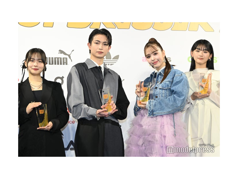 「atmos presents SNEAKER BEST DRESSER AWARD 2024」に登場した（左から）莉子、綱啓永、藤田ニコル、山崎天（C）モデルプレス