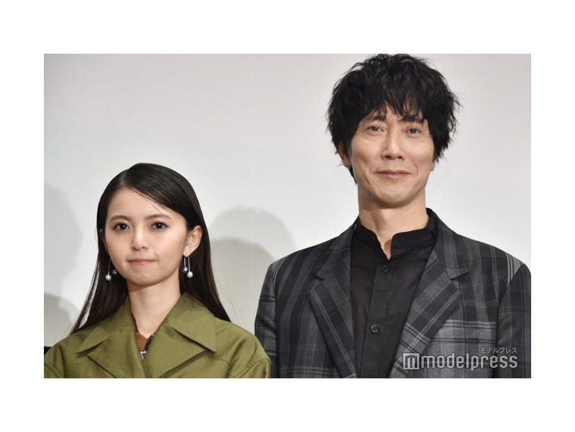 親子役を演じた齋藤飛鳥、佐々木蔵之介（C）モデルプレス