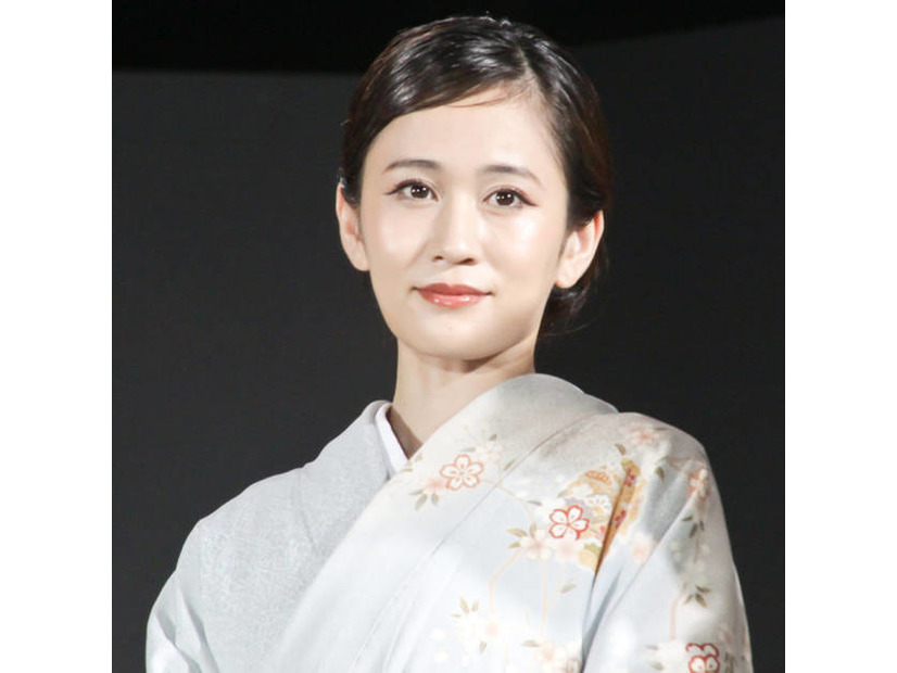 前田敦子、美スタイル際立つシンプル私服コーデに絶賛の声「大人の女性」「かっこいい」