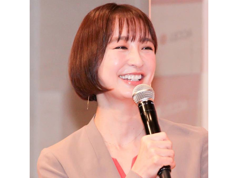 篠田麻里子、美背中披露のプールSHOTに「キレイなお母さん」「スタイル抜群」の声