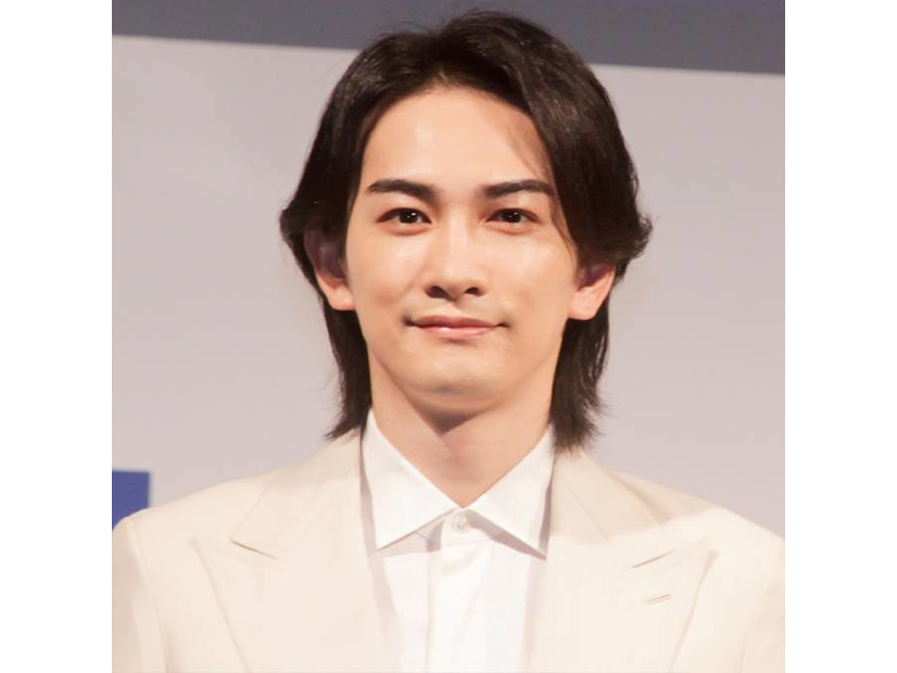 町田啓太、美しいスタイルが際立つダブルスーツ姿にファン悶絶「泣きたくなるほど格好いい」「艶っぽい」