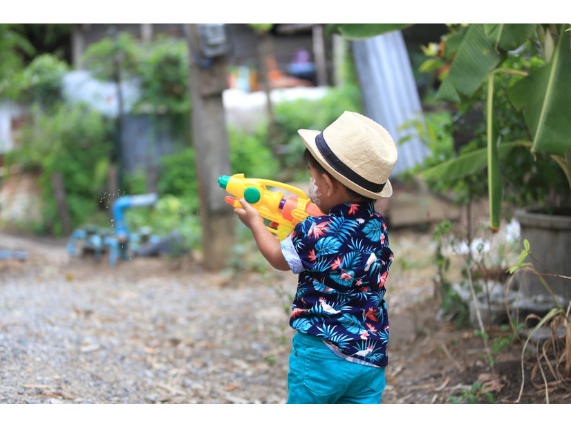 夏休みに…子どもたちが水鉄砲で遊んでいると“雷”が！？→すると、子どもの無邪気なひと言に「驚かされた」