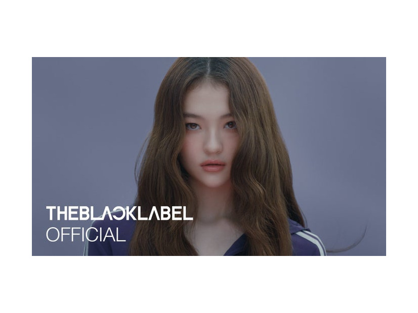 エルラ・グロス「THEBLACKLABEL」公式YouTubeより