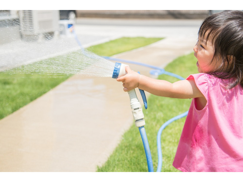 水遊び中、2歳娘の“まるでおじさん”のような発言に思わず爆笑！？「周りをよく見てる」「言葉づかいには気をつけよ」