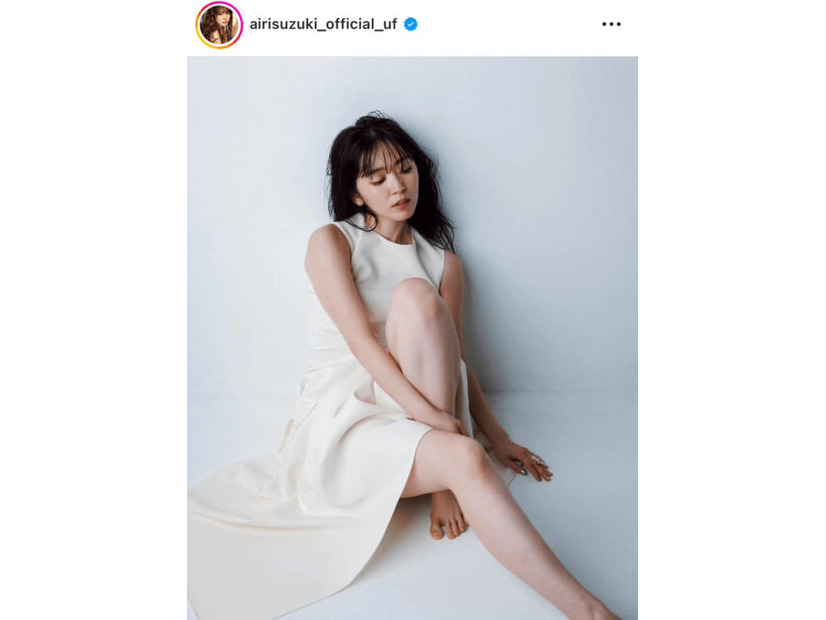 鈴木愛理、色白美脚が眩しい白ワンピSHOTにファンうっとり「美人すぎる！」「スタイル抜群」