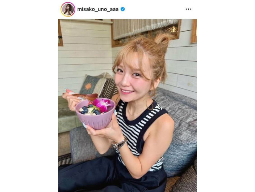 宇野実彩子、アサイーボウルを持ってにっこり！朝カフェSHOTに「可愛すぎる」「無造作な髪形が好き」