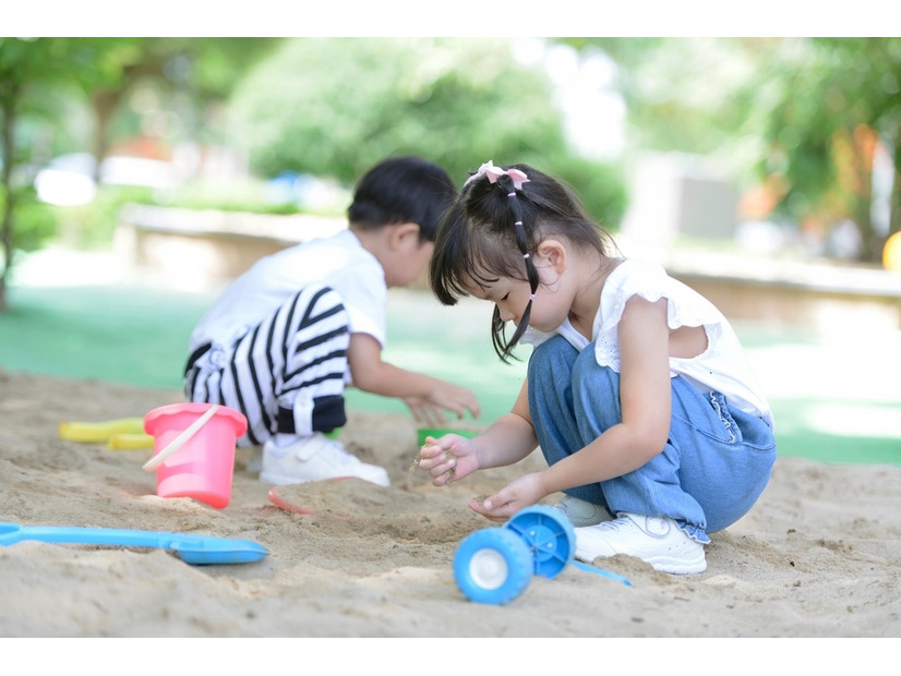 【プレ幼稚園で】1人遊びが大好きな”2歳児”。公園で他の子と遊ばせると⇒”予想外の行動”に「知らない間に成長している」