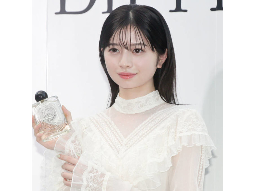 「大人っぽい！」桜田ひより、センター分けヘア×白シャツのスタイリッシュSHOTに反響「めちゃくちゃ似合っとる」