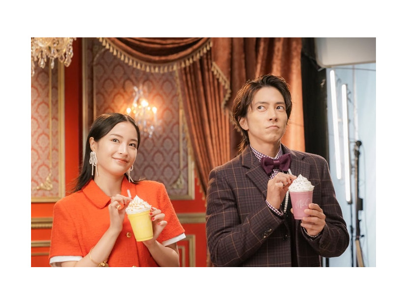 広瀬すず、山下智久／新TVCM「マックカフェ『フラッペしちゃった？りんご＆巨峰』」篇メイキングより（提供写真）