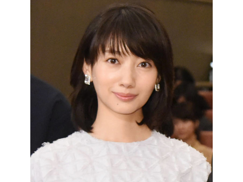 波瑠、秋の訪れを感じさせる上品コーデにファンうっとり「とっても素敵です」「可愛すぎる」