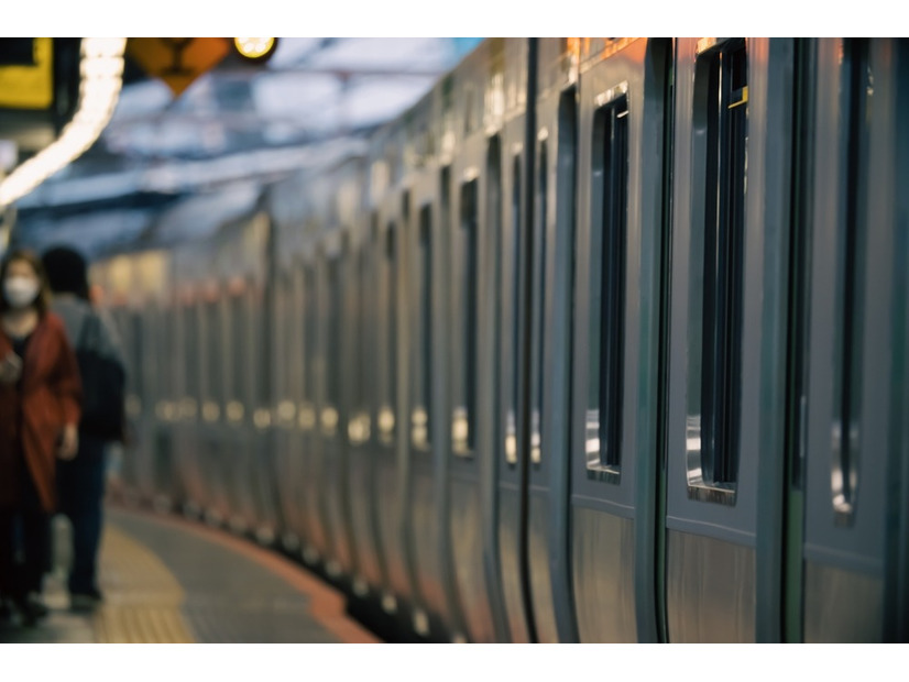 逆方向の電車に乗って“見知らぬ無人駅”に…携帯の充電は切れかけ、終電も行ってしまった！？…→大ピンチの中、見知らぬ人の優しさに救われた！