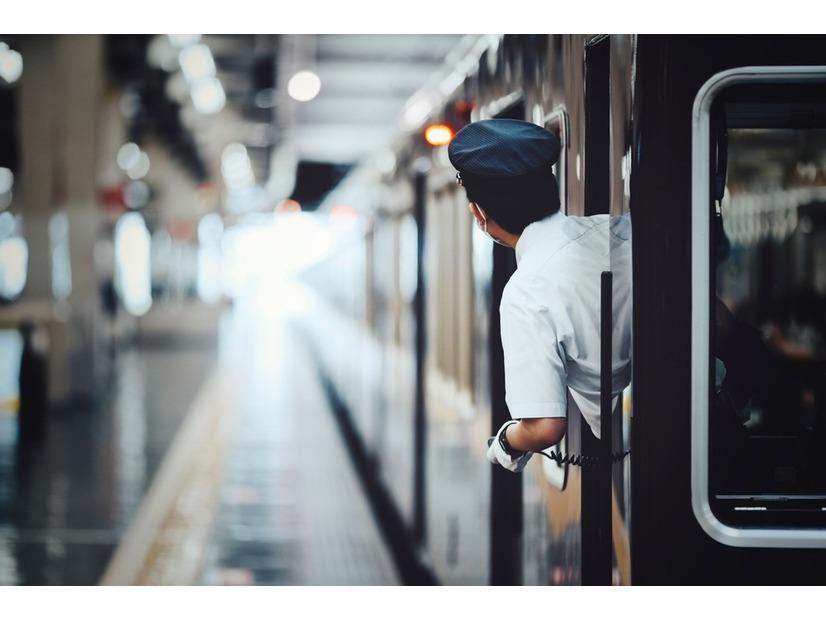 【アルバイト帰りの駅で】定期入れを落としてしまった…！すると駅員さんがダッシュ！？驚きの行動に「本当に感謝」