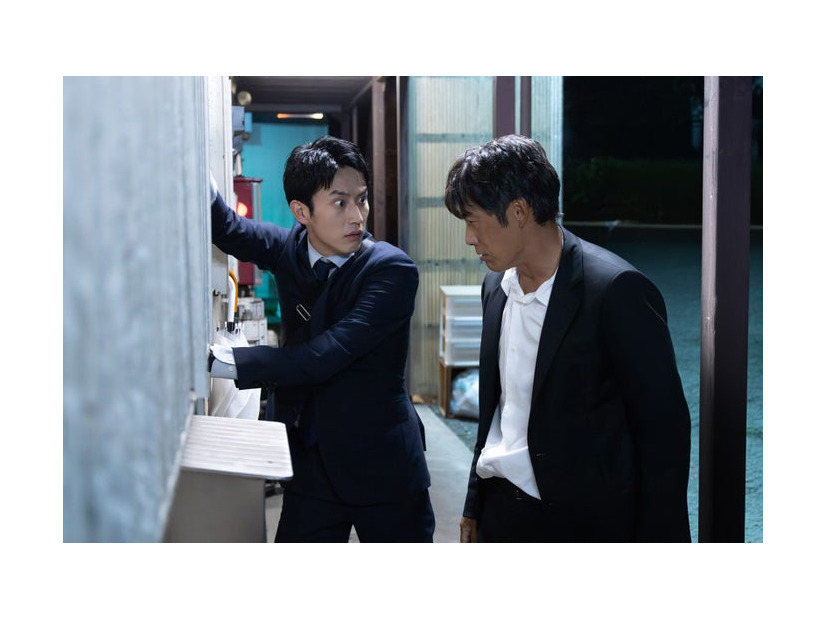 杉野遥亮、反町隆史「オクラ〜迷宮入り事件捜査〜」第1話（C）フジテレビ