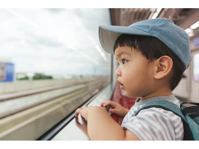 【電車で】子「なんでみんな寝てるの？」パパ「疲れてるんだね」次の瞬間、子どもが取った【衝撃の行動】に「吹き出して笑った」