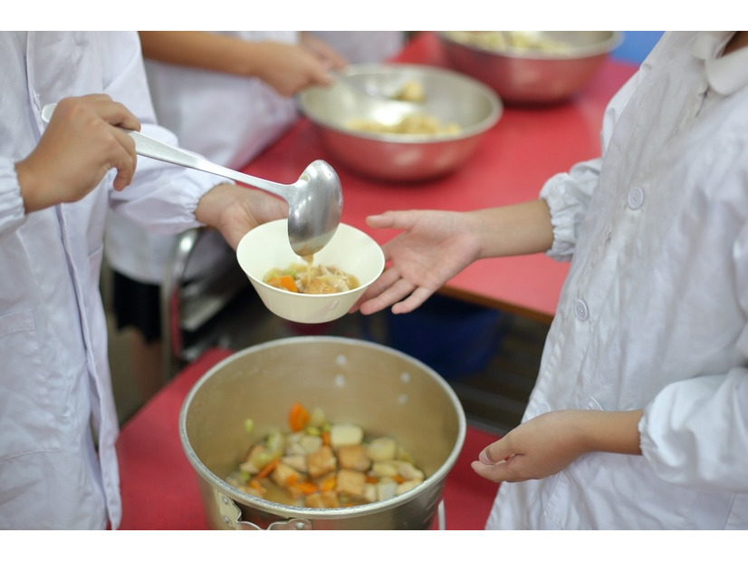 昔の給食はアルミの食器だったけど…→現代の様子に『時代の進化は早い』『こんなに進化しているの！？』