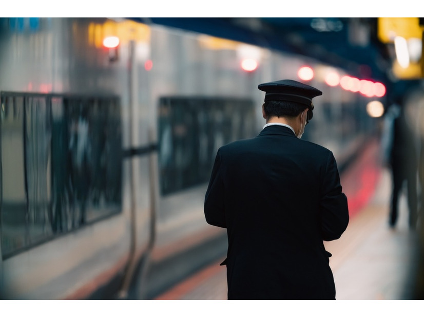 テスト前日、電車で単語帳を落としてしまった！？慌てて駅に向かうと…→駅員から予想外な声かけに「心が温かくなった」