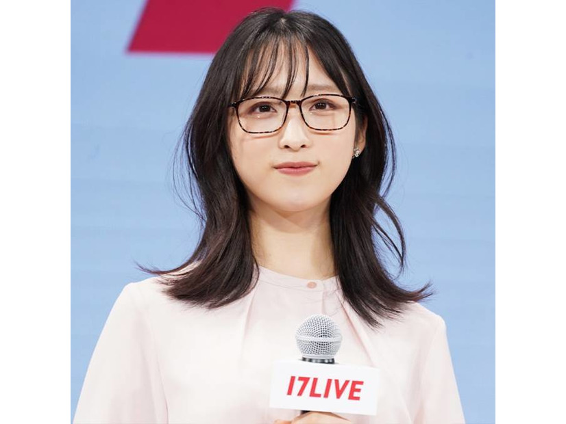 AKB48小栗有以、“オリオンTシャツ”を着こなした沖縄満喫SHOTに反響「めちゃ可愛い」「おしゃれ」