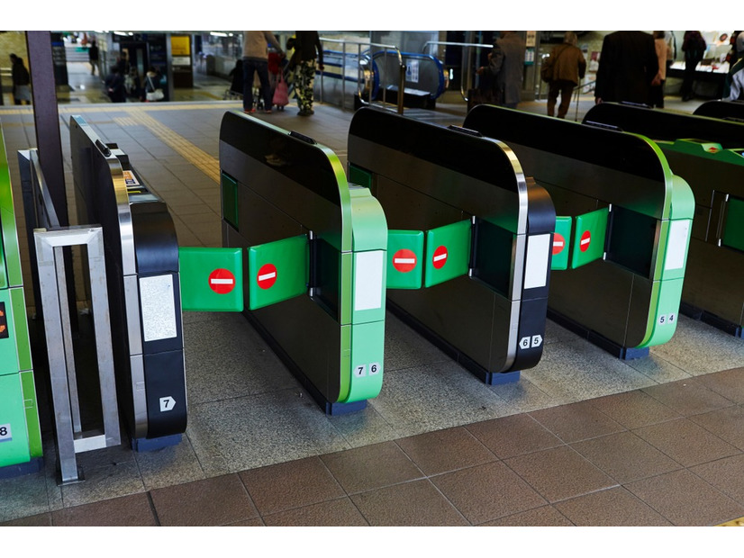 大雨の日、駅で「ずぶ濡れ覚悟で帰るしか…」次の瞬間、「よかったら…」駅員が粋な行動を！？