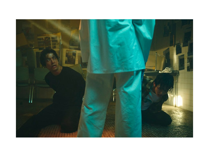 桐谷健太、影山拓也「Qrosの女」第6話（C）「Qrosの女」製作委員会