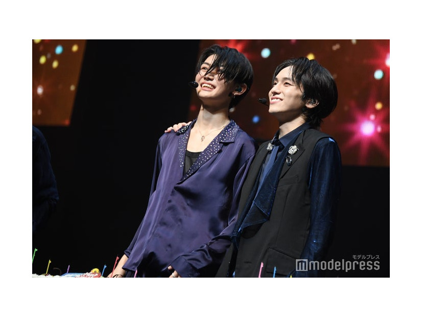 誕生日を祝われた鈴陽向、山下幸輝（C）モデルプレス