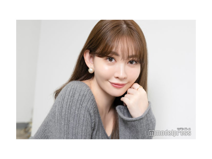 モデルプレスのインタビューに応じた小嶋陽菜（C）モデルプレス