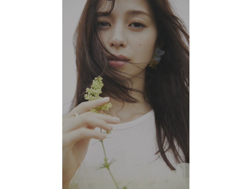 中条あやみ「明日へのことば」撮影／尾身沙紀 撮影協力／界阿