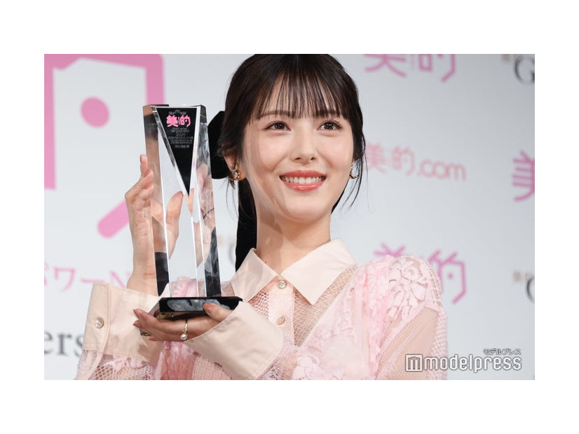 「ベストビューティウーマン」を受賞した浜辺美波（C）モデルプレス