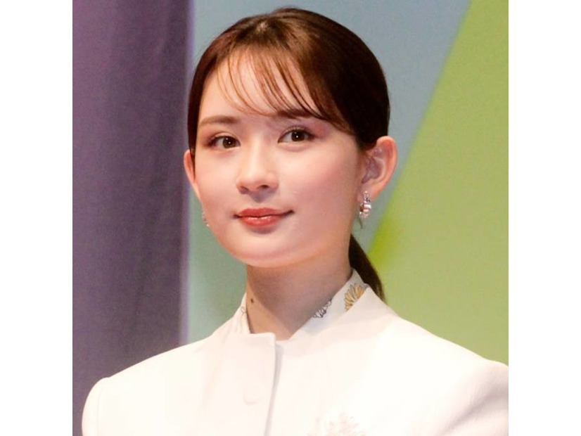 畑芽育、花束を手にした笑顔SHOTに反響「癒し」「写真可愛すぎる」