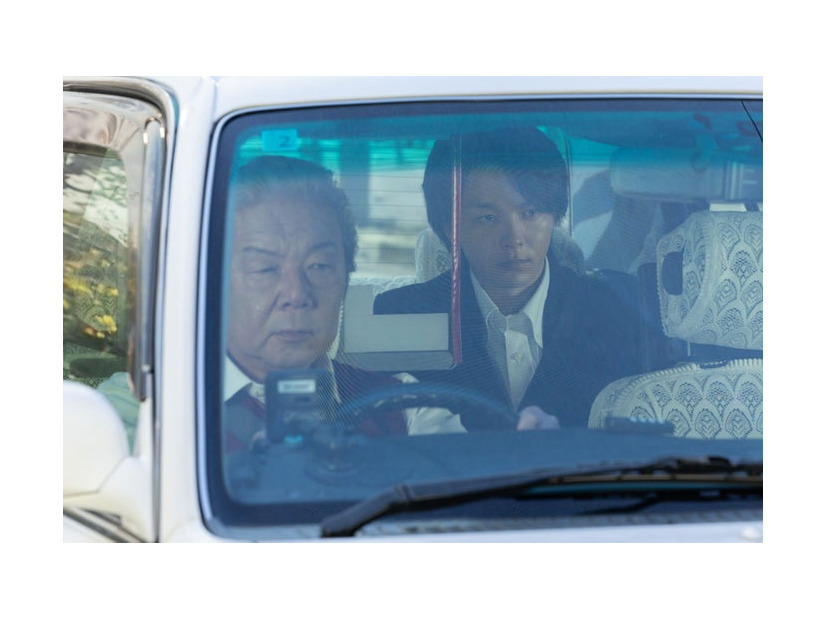 古田新太、中村倫也「ノンレムの窓 2025・新春」より「前の車を追ってください」（C）日本テレビ