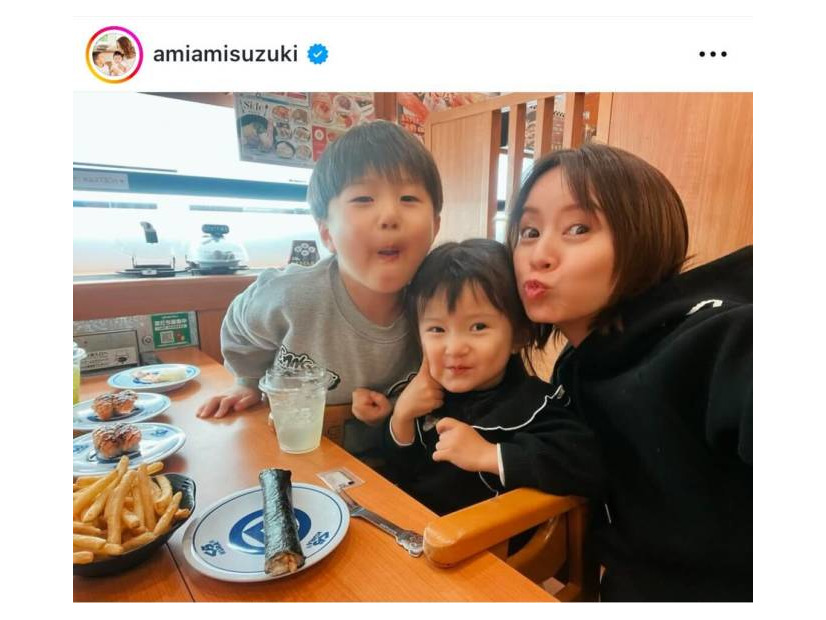 3児の母・鈴木亜美、子供たちとパシャリ！回転寿司堪能SHOTに「幸せ家族」「娘ちゃんあみちゃんにそっくり」