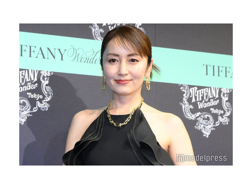 茶髪の矢田亜希子（C）モデルプレス
