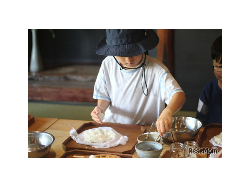 作った塩で羽釜で炊いたお米でおむすび作りのようす