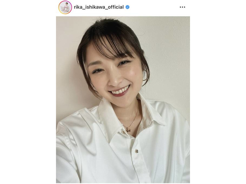 石川梨華、シャツ×ユニクロスカートの“大人コーデ”に絶賛の声「イメージ変わって素敵」「カッコ可愛い」