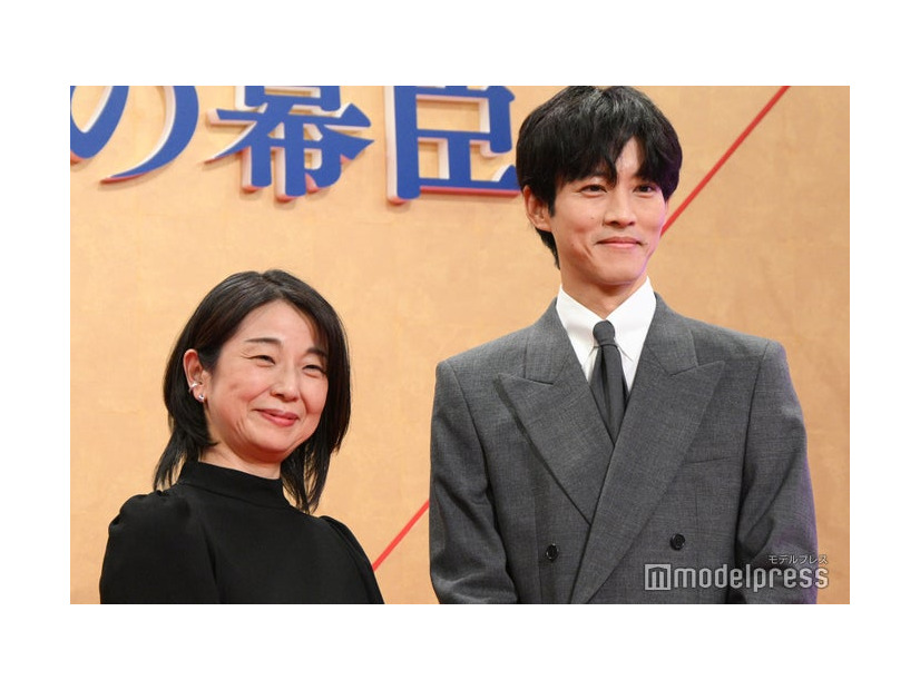 安達奈緒子氏、松坂桃李（C）モデルプレス