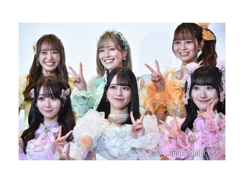 （後列）瀧脇笙古、諸橋沙夏、大場花菜（前列）大谷映美里、佐々木舞香、齋藤樹愛羅（C）モデルプレス