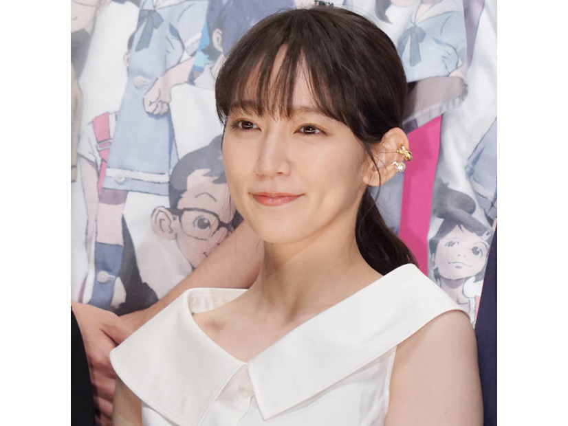 吉岡里帆、地元・京都の桜とパシャリ！ディオール着こなしSHOTに反響「何とも幻想的な風景」「とてもお似合い」