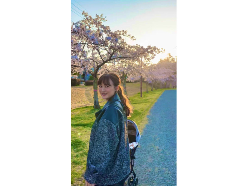 小松彩夏、愛息子とのお花見散歩SHOTに「アーティストのMVみたい」「絵力が強すぎるっ！」の声