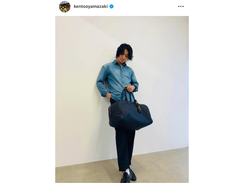 「スタイルが良すぎる」山崎賢人、デニムシャツ×黒パンツのシンプルコーデに反響「めっちゃかっこいい」
