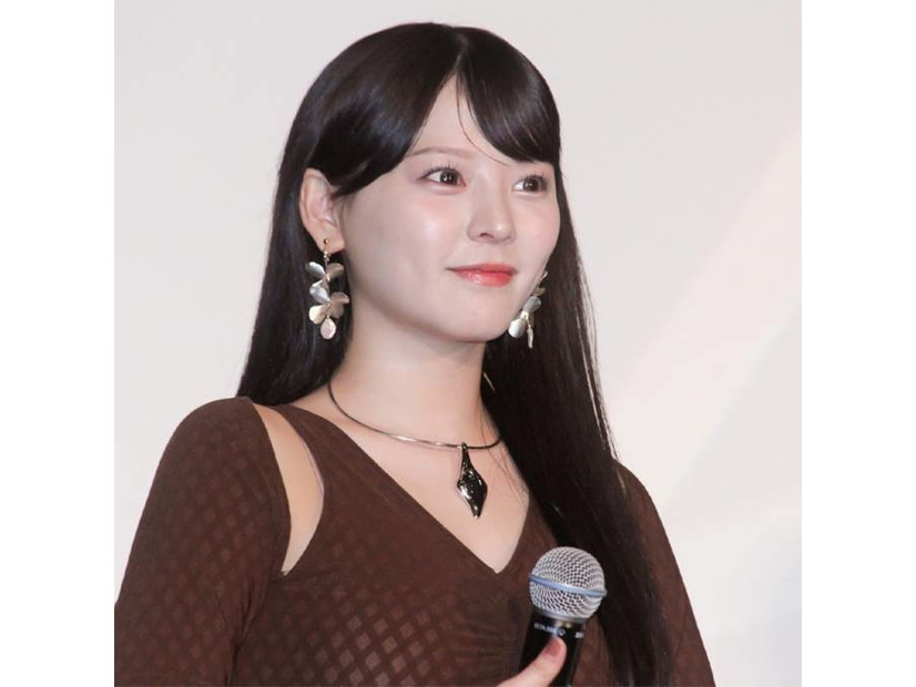齊藤なぎさ、ディズニーを満喫するミニ丈コーデSHOTに反響「1番可愛い」「顔小さすぎ」