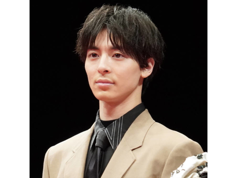 高杉真宙、ブラックスーツを着こなした大人の魅力SHOTに反響「好きが増す」「クラクラするほど素敵」