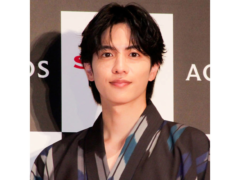 志尊淳、オフ感のある夜道での振り向きSHOTに「イケメンすぎない？？」「今日も眼福」の声