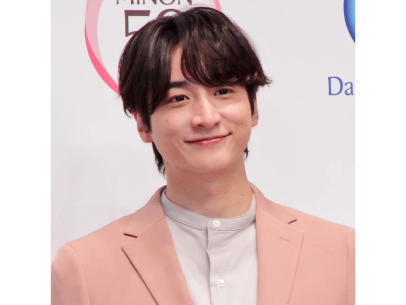 小関裕太、海軍制服姿の『めおと日和』オフSHOTに反響「爽やか」「カッコ良すぎる」