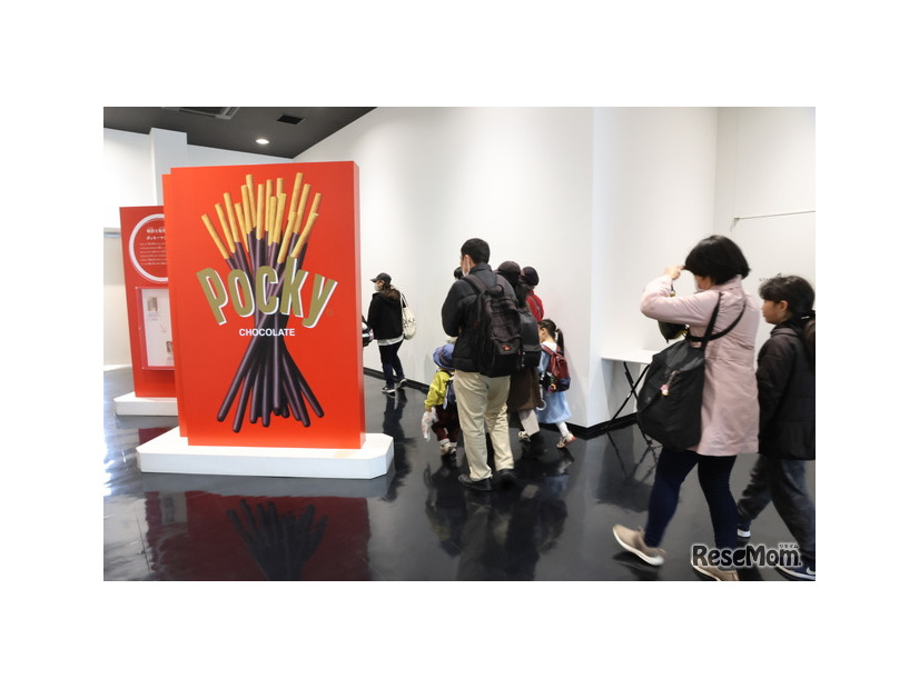 ポッキーのオブジェのわきを通って「ポッキーストリート」へ