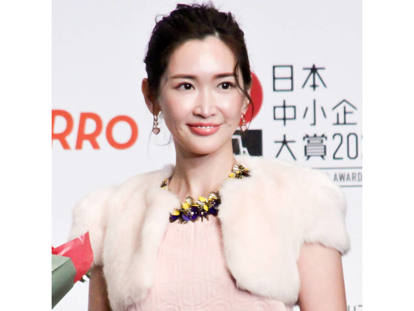 紗栄子「どんなもんかなと思って使ったら…」仕上がりの変化を実感！高級ヘアマスク