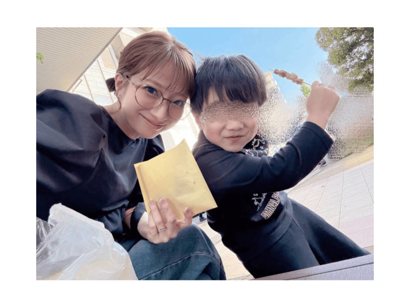第5子妊娠中の辻希美、三男との“幸せ”休満喫SHOTを公開「時間に追われない休日が最高」