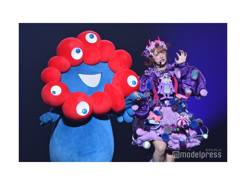 ミャクミャク、しなこ（C）モデルプレス