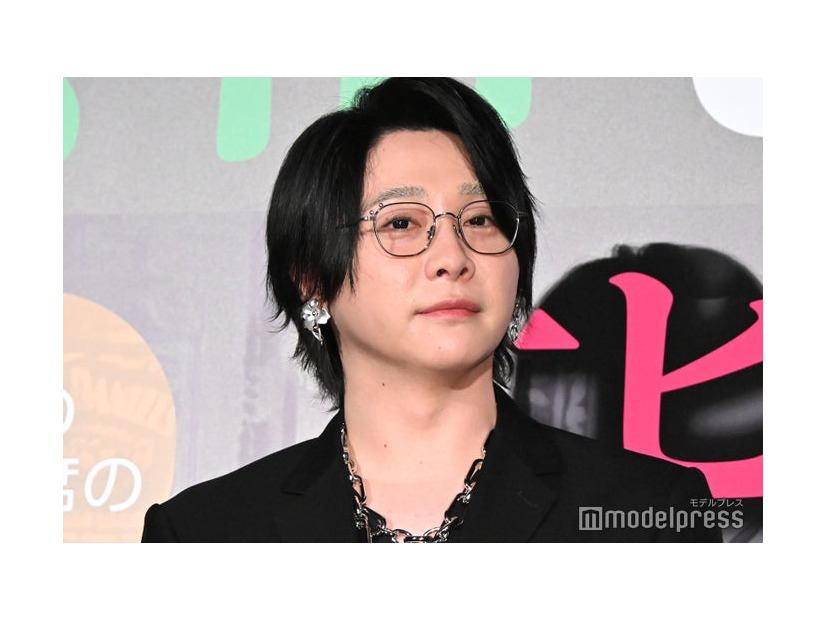 淡い眉色の大森元貴（C）モデルプレス