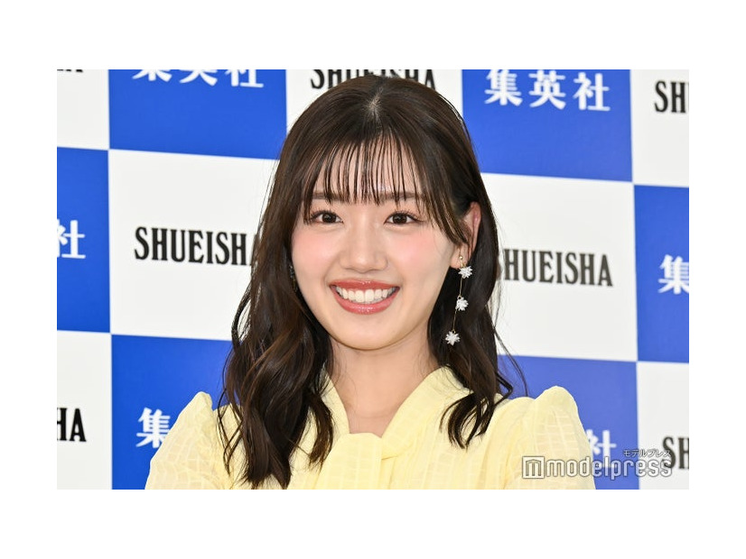 茶髪の佐々木美玲（C）モデルプレス