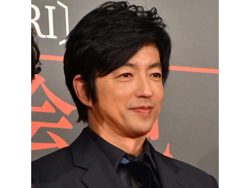 大沢たかお、オフィスワーク風の微笑みSHOTにファンうっとり「横顔が美しすぎ」「素敵︎です」