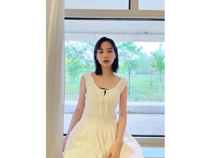のん、美デコルテ全開の白ワンピ姿にファン悶絶「こんな彼女が欲しい」「素敵な私服」